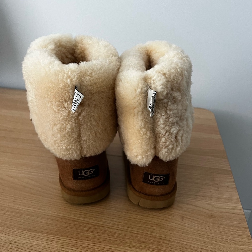 Vintage UGGS with zipper size 8 tan